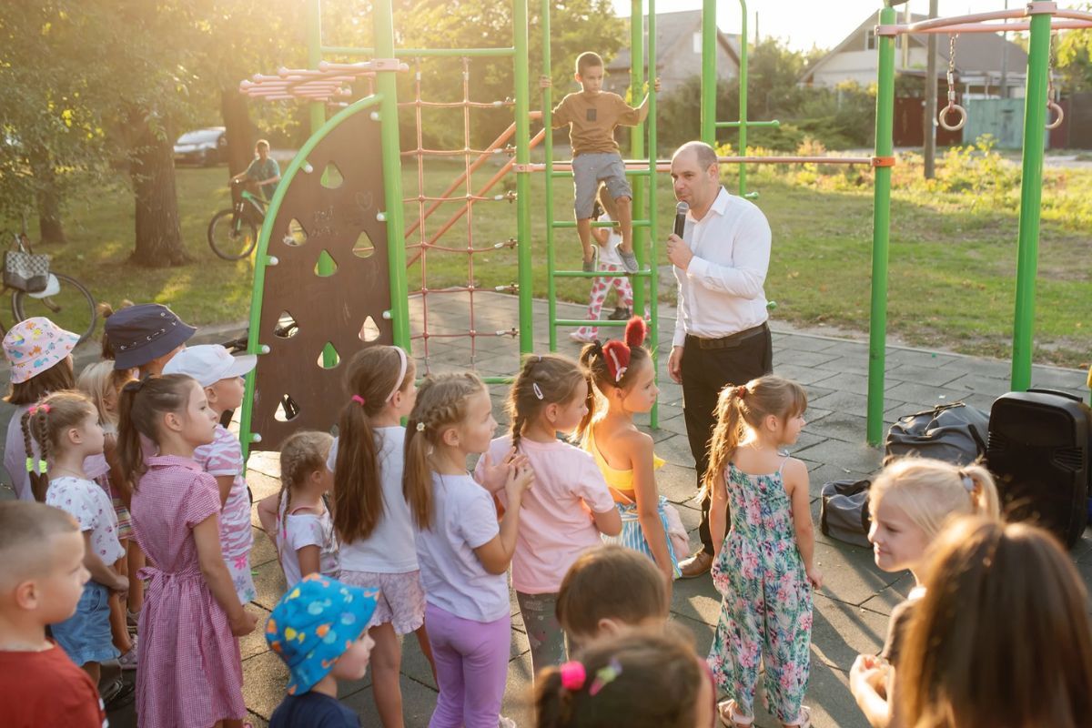 Діти радісно грали з аніматорами, спостерігали за шоу повітряних кульок та оцінювали смаколики