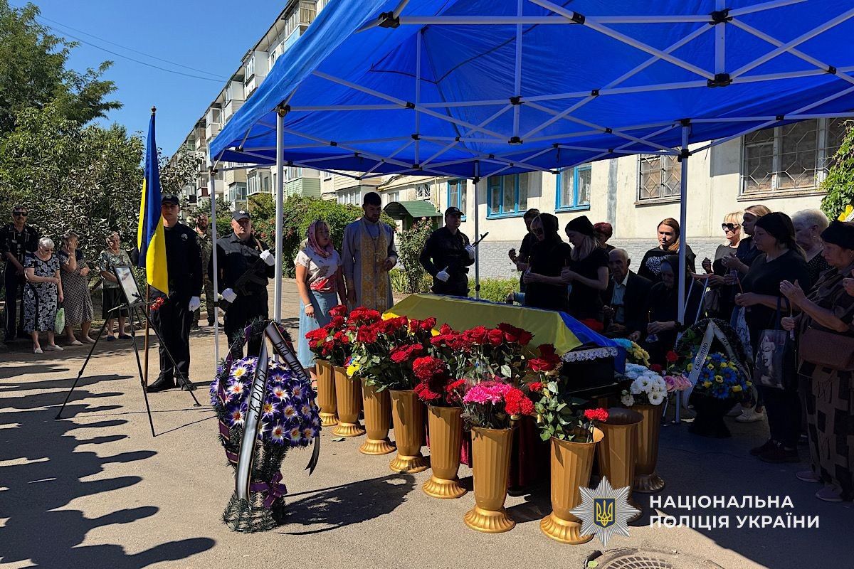 Павшего Защитника провели в последний путь и почтили память о нем минутой молчания Павшего Защитника провели в последний путь и почтили память о нем минутой молчания