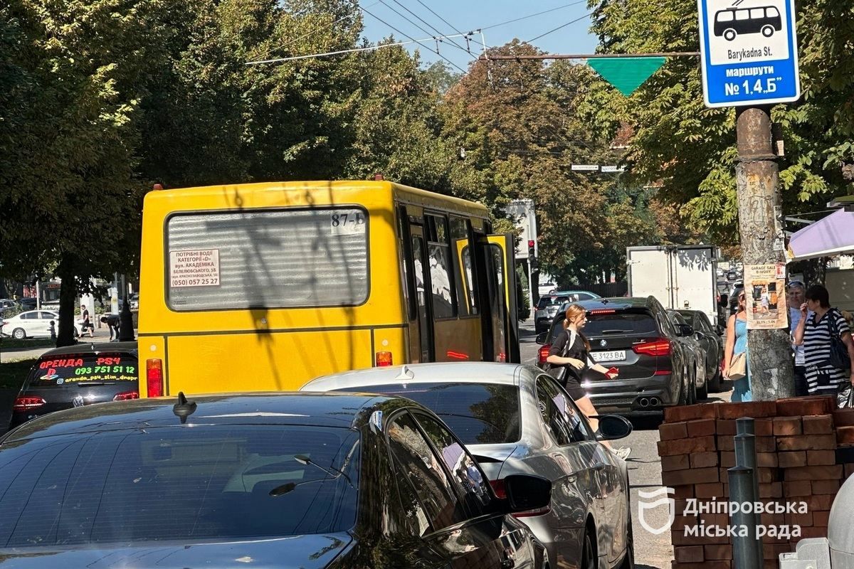 В Днепре ужесточили контроль за незаконной парковкой на остановках общественного транспорта В Днепре ужесточили контроль за незаконной парковкой на остановках общественного транспорта