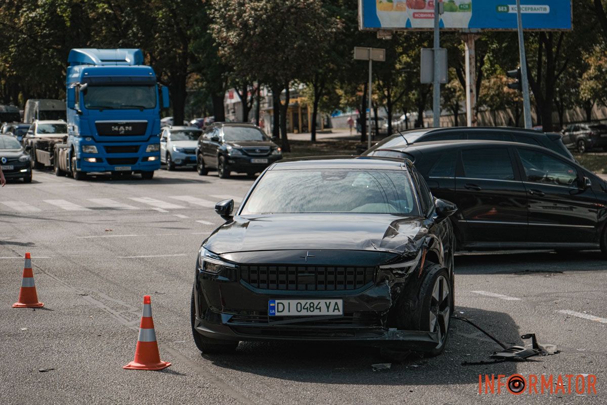 Движение на этом участке затруднено В Днепре на проспекте Поля столкнулись Renault и Polestar: движение затруднено 6