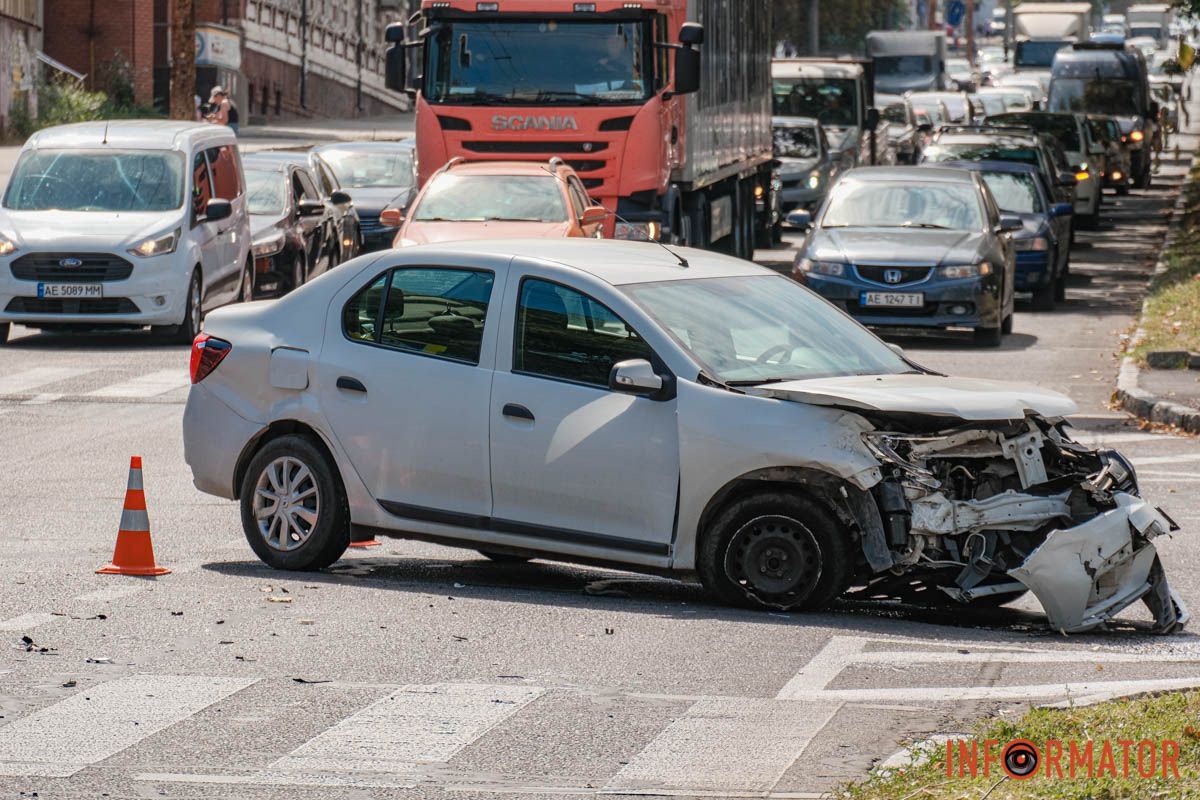 Учитывайте это при планировании своих поездок В Днепре на проспекте Поля столкнулись Renault и Polestar: движение затруднено 7