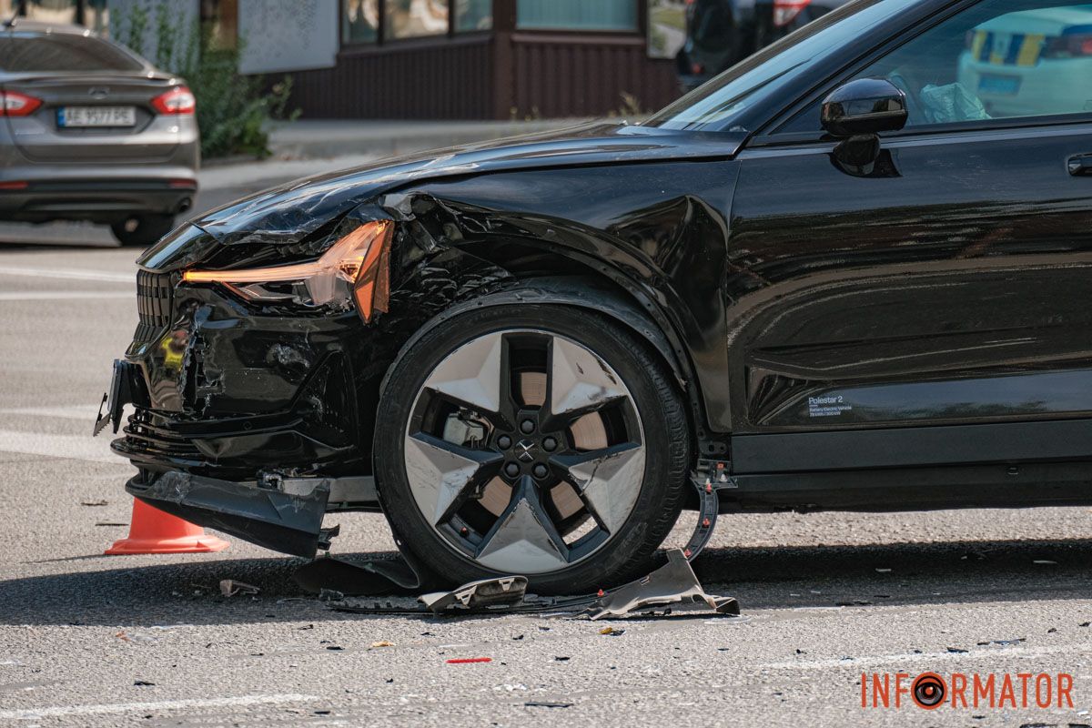 Соблюдайте ПДД В Днепре на проспекте Поля столкнулись Renault и Polestar: движение затруднено 8