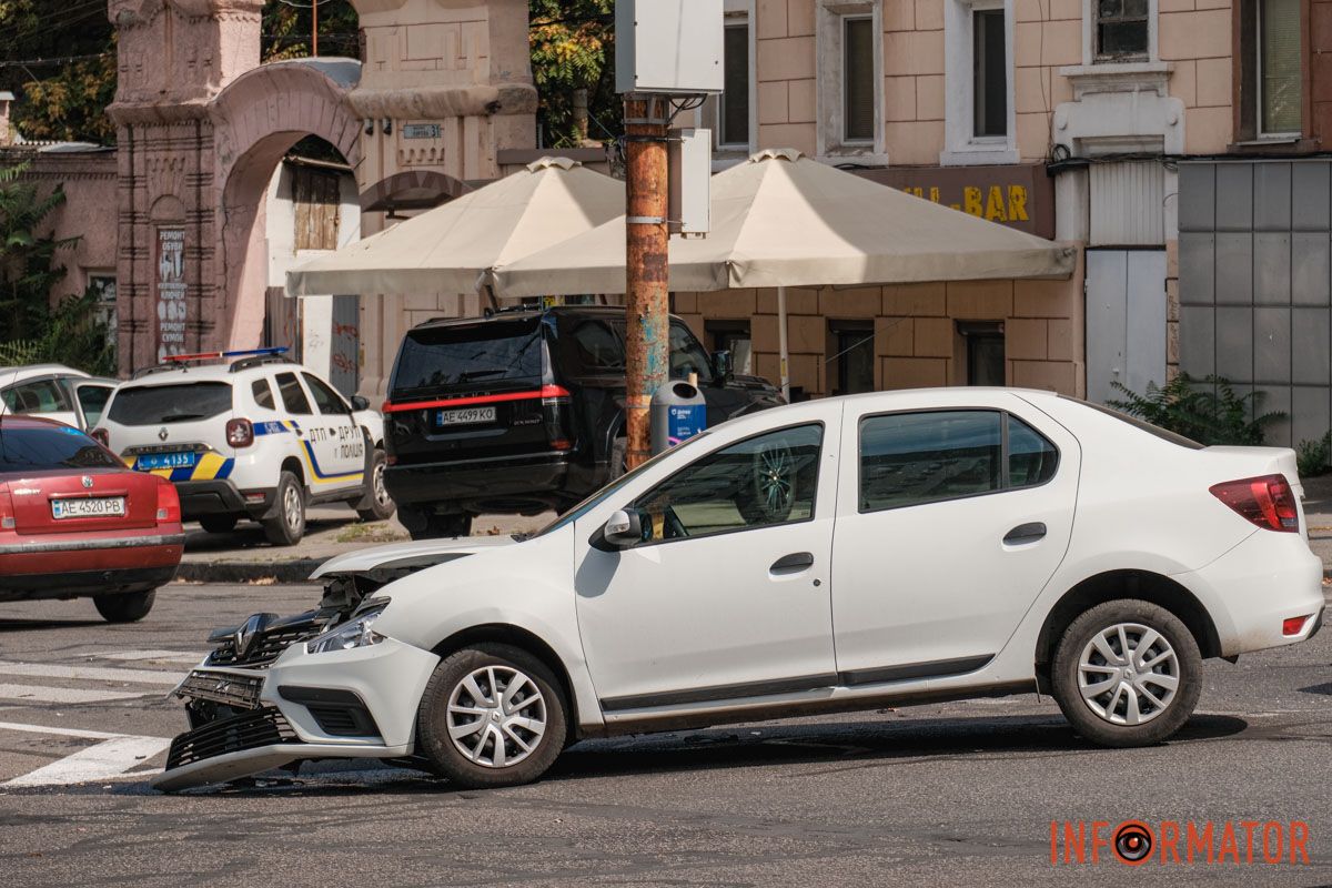 Не летайте В Днепре на проспекте Поля столкнулись Renault и Polestar: движение затруднено 9