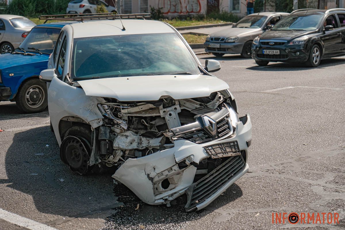 Об этом сообщает Информатор с места происшествия В Днепре на проспекте Поля столкнулись Renault и Polestar: движение затруднено 5