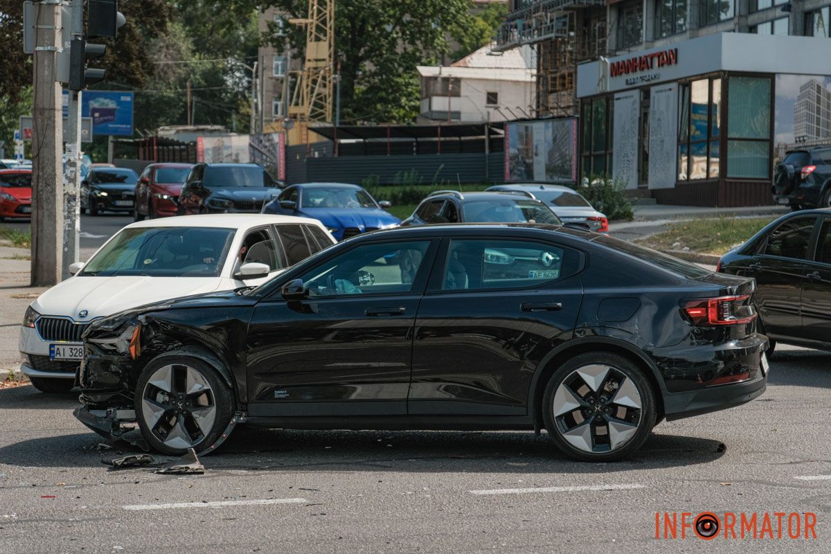Информации о пострадавших пока нет В Днепре на проспекте Поля столкнулись Renault и Polestar: движение затруднено 4
