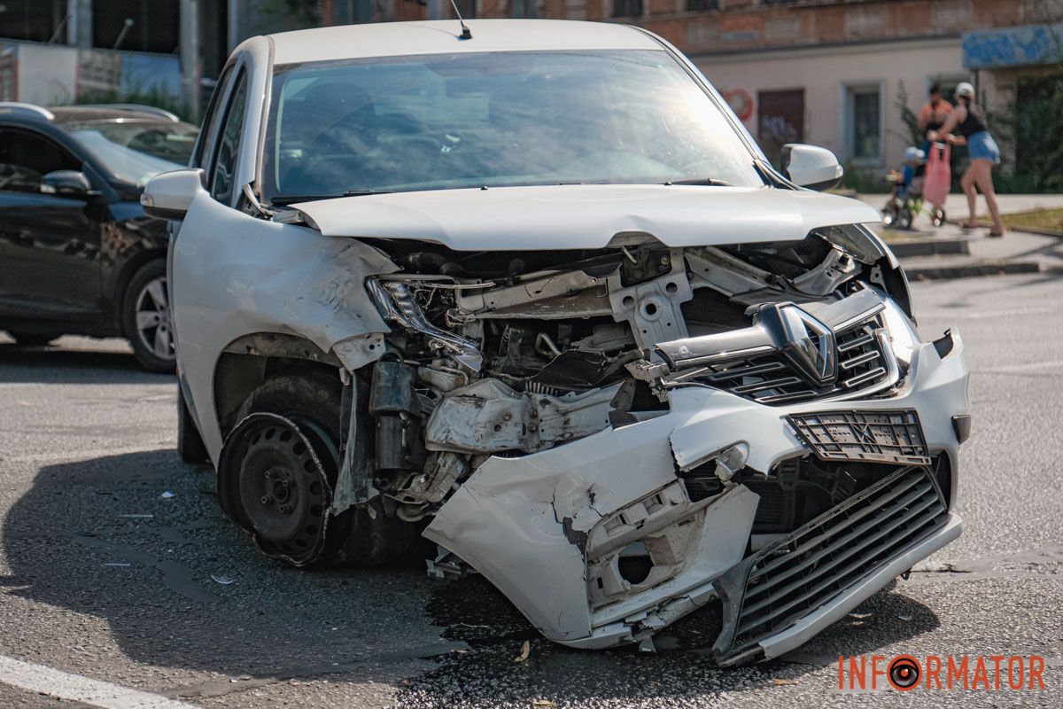 Сюда приехали правоохранители В Днепре на проспекте Поля столкнулись Renault и Polestar: движение затруднено 3