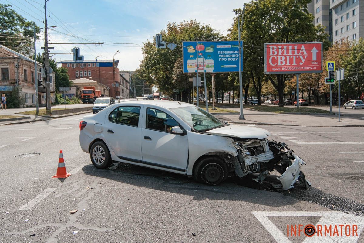На перекрестке с Ульяновской улицой столкнулись Polestar и Renault В Днепре на проспекте Поля столкнулись Renault и Polestar: движение затруднено 2