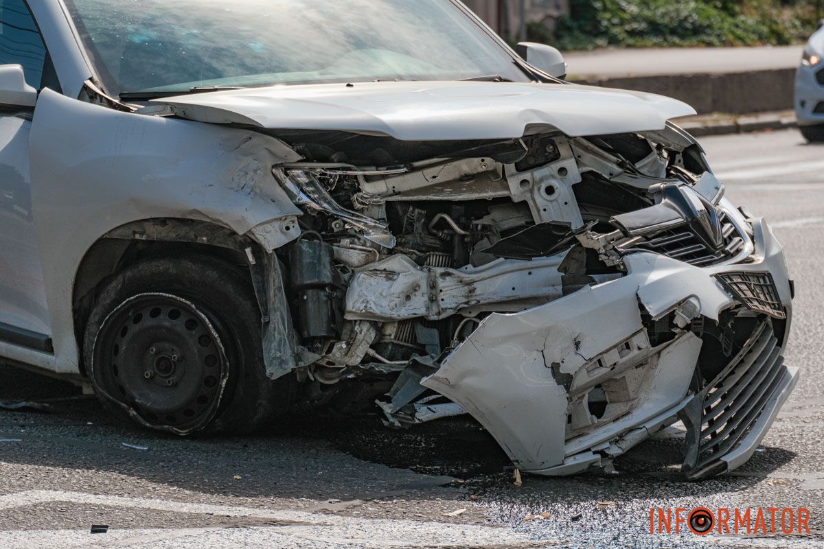 В понедельник, 1 сентября, на проспекте Поля произошла авария В Днепре на проспекте Поля столкнулись Renault и Polestar: движение затруднено.
