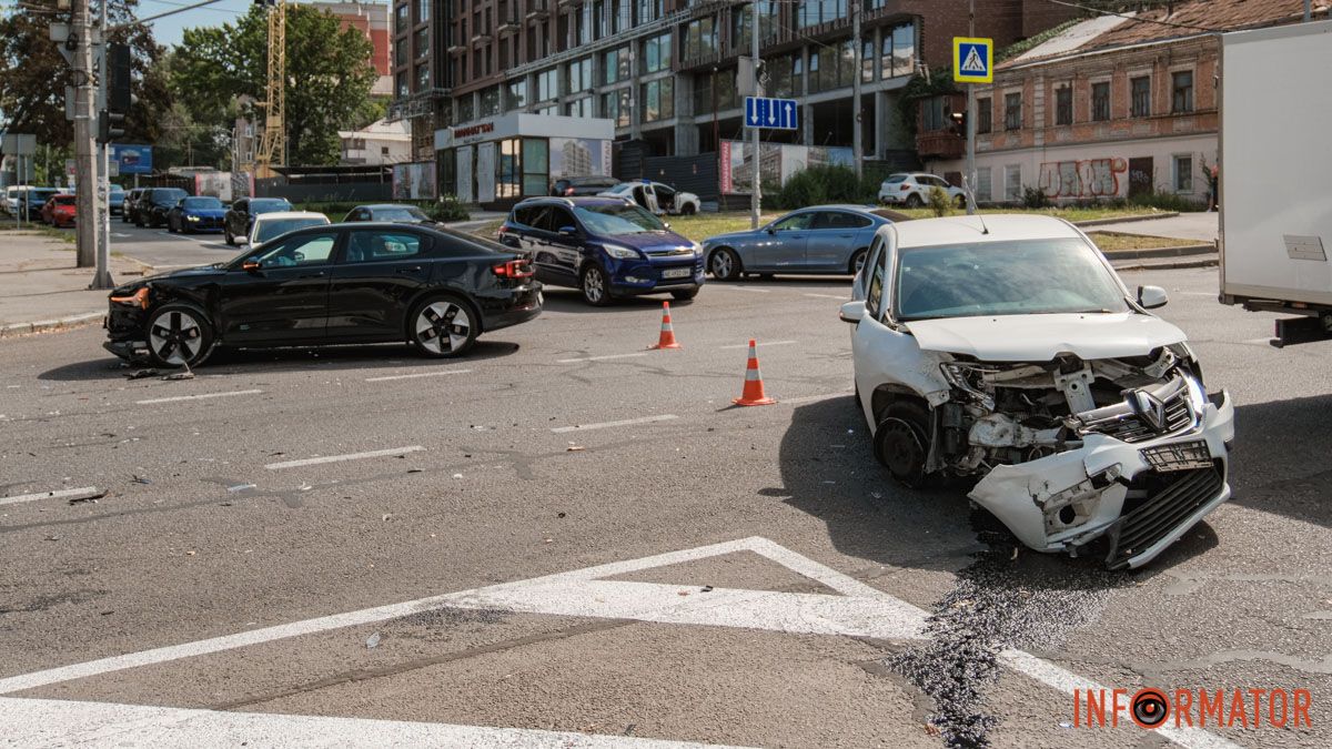 У Дніпрі на проспекті Поля зіштовхнулися Renault та Polestar: рух ускладнено
