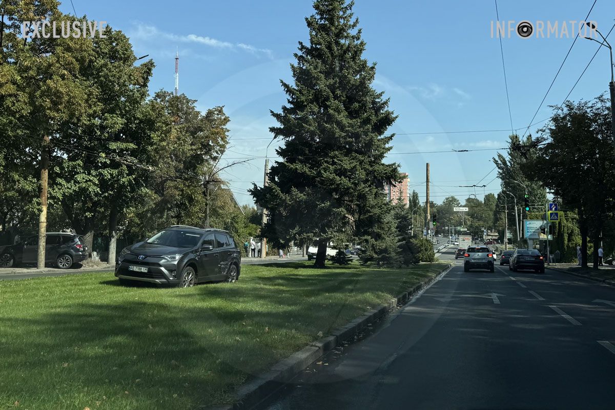 На перекрестке с улицей Лазаряна столкнулись Toyota и Subaru