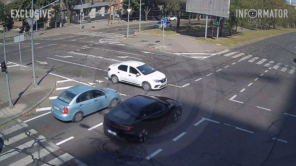 Відео моменту: у Дніпрі на проспекті Поля Polestar зіштовхнувся з Renault