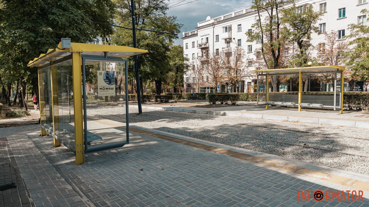 Тактильная плитка и навесы: в Днепре на проспекте Яворницкого завершили установку двух остановок более чем за 2,8 миллиона гривен