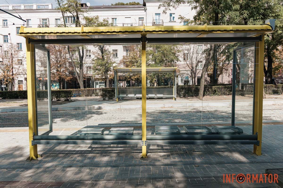 Тактильная плитка и навесы: в Днепре на проспекте Яворницкого завершили установку двух остановок более чем за 2,8 миллиона гривен 2