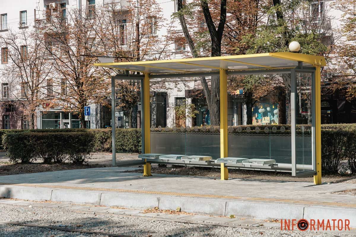 Тактильная плитка и навесы: в Днепре на проспекте Яворницкого завершили установку двух остановок более чем за 2,8 миллиона гривен 1