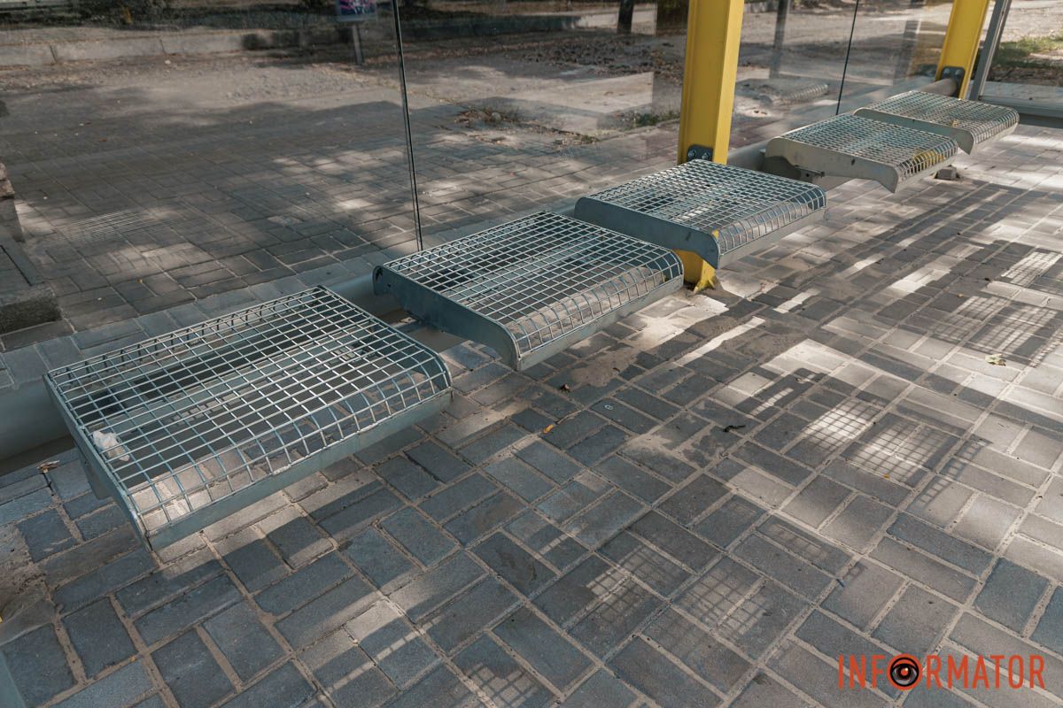 Тактильная плитка и навесы: в Днепре на проспекте Яворницкого завершили установку двух остановок более чем за 2,8 миллиона гривен 5