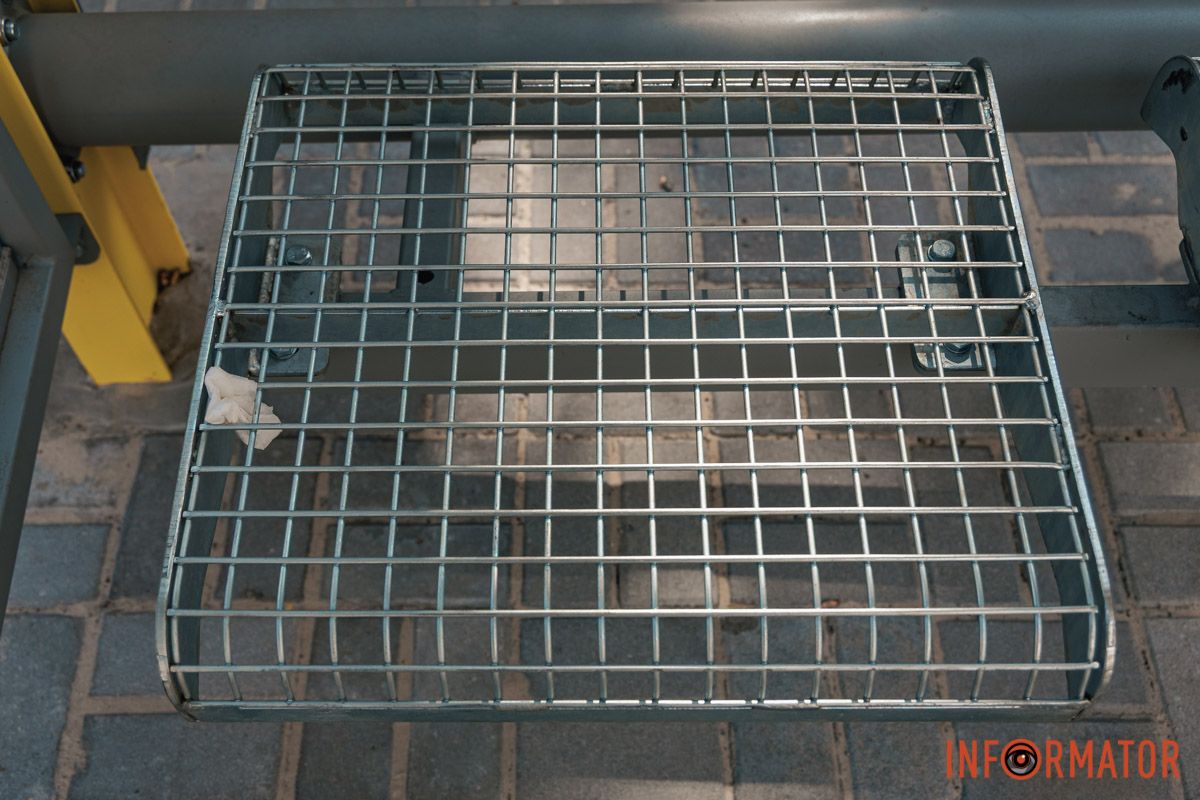 Тактильная плитка и навесы: в Днепре на проспекте Яворницкого завершили установку двух остановок более чем за 2,8 миллиона гривен 6