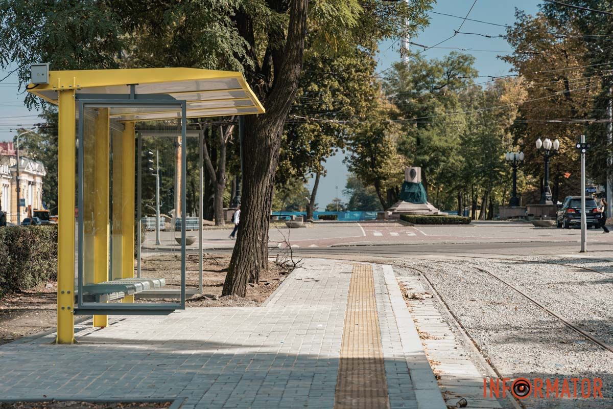 Тактильная плитка и навесы: в Днепре на проспекте Яворницкого завершили установку двух остановок более чем за 2,8 миллиона гривен 3