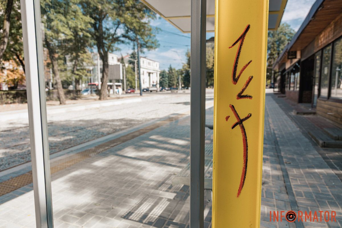 Тактильная плитка и навесы: в Днепре на проспекте Яворницкого завершили установку двух остановок более чем за 2,8 миллиона гривен 12