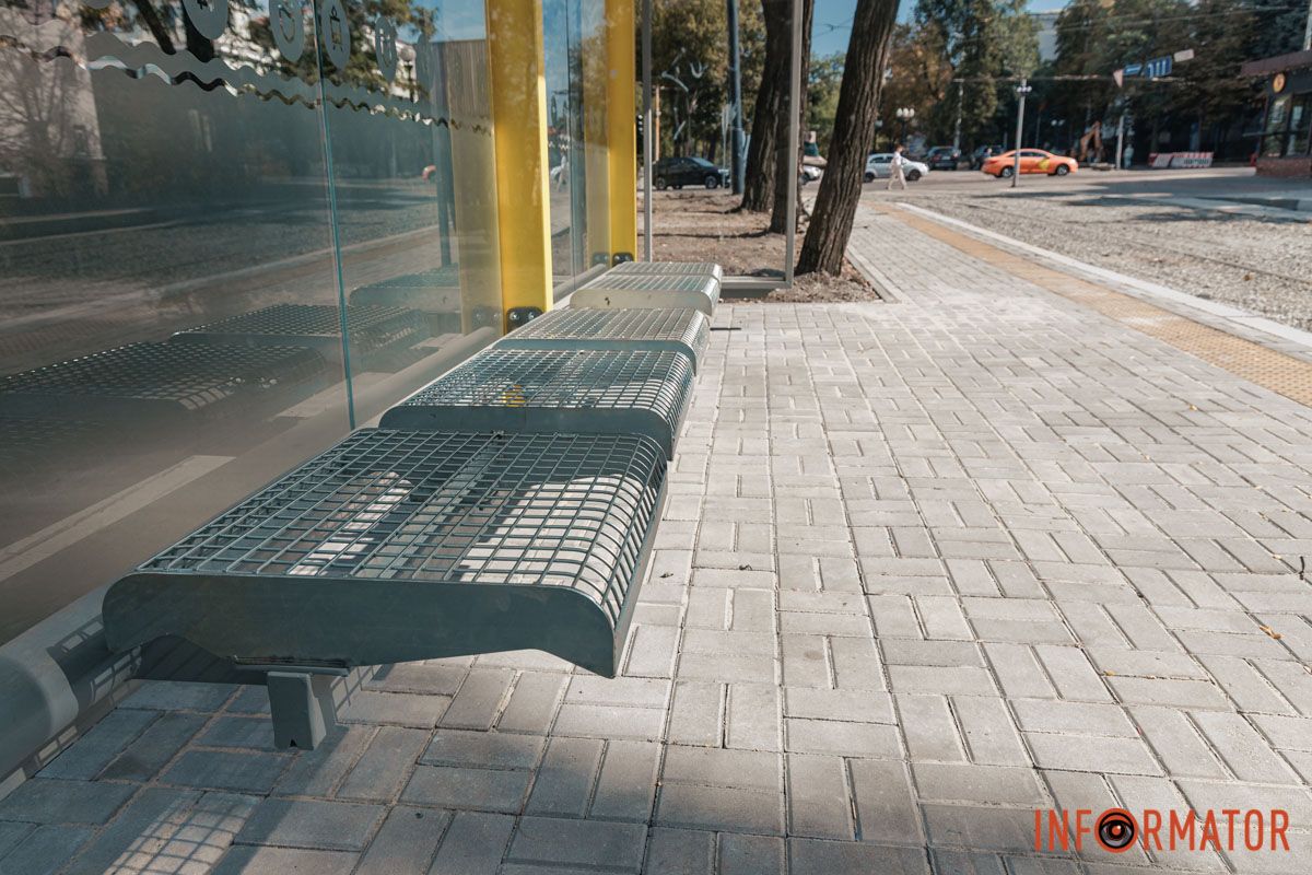Тактильная плитка и навесы: в Днепре на проспекте Яворницкого завершили установку двух остановок более чем за 2,8 миллиона гривен 7