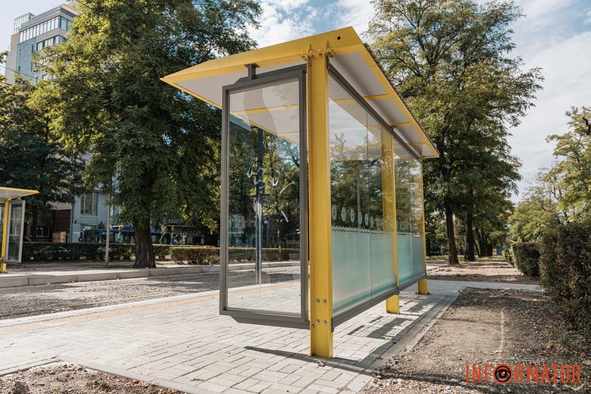 Тактильная плитка и навесы: в Днепре на проспекте Яворницкого завершили установку двух остановок более чем за 2,8 миллиона гривен 8