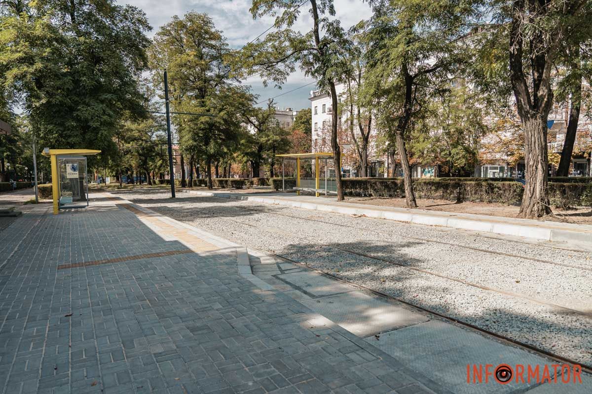 Тактильная плитка и навесы: в Днепре на проспекте Яворницкого завершили установку двух остановок более чем за 2,8 миллиона гривен 10