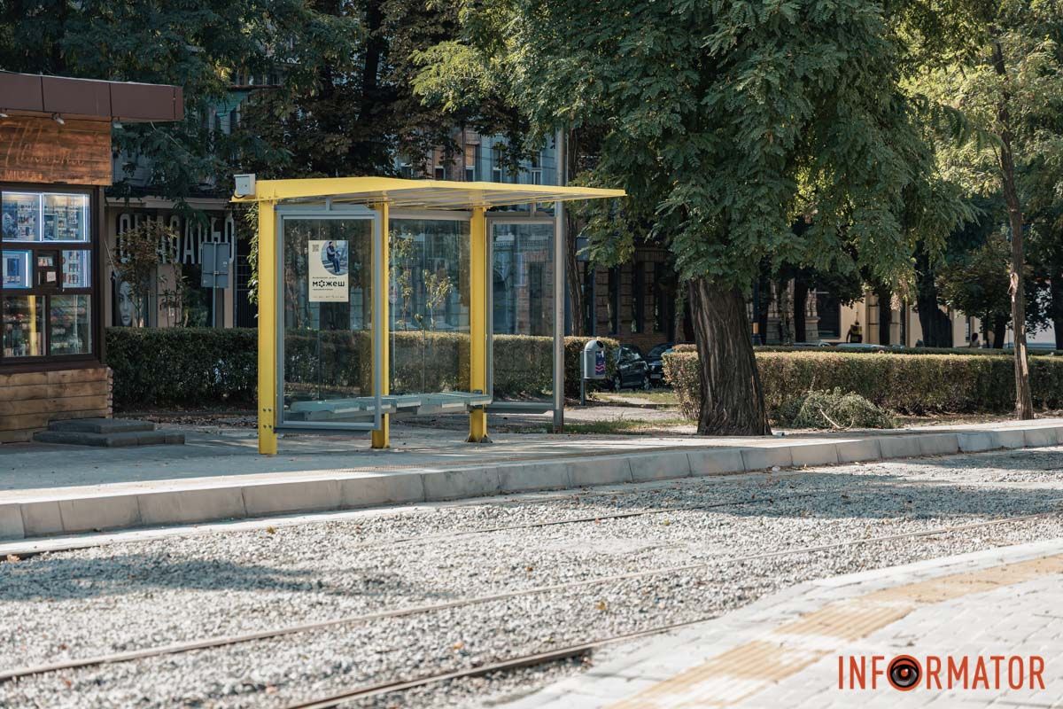 Тактильная плитка и навесы: в Днепре на проспекте Яворницкого завершили установку двух остановок более чем за 2,8 миллиона гривен 11
