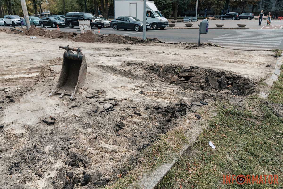 Фото: Андрей Шушпан Безбарьерный маршрут: в Днепре возле Исторического музея обновляют тротуар 15