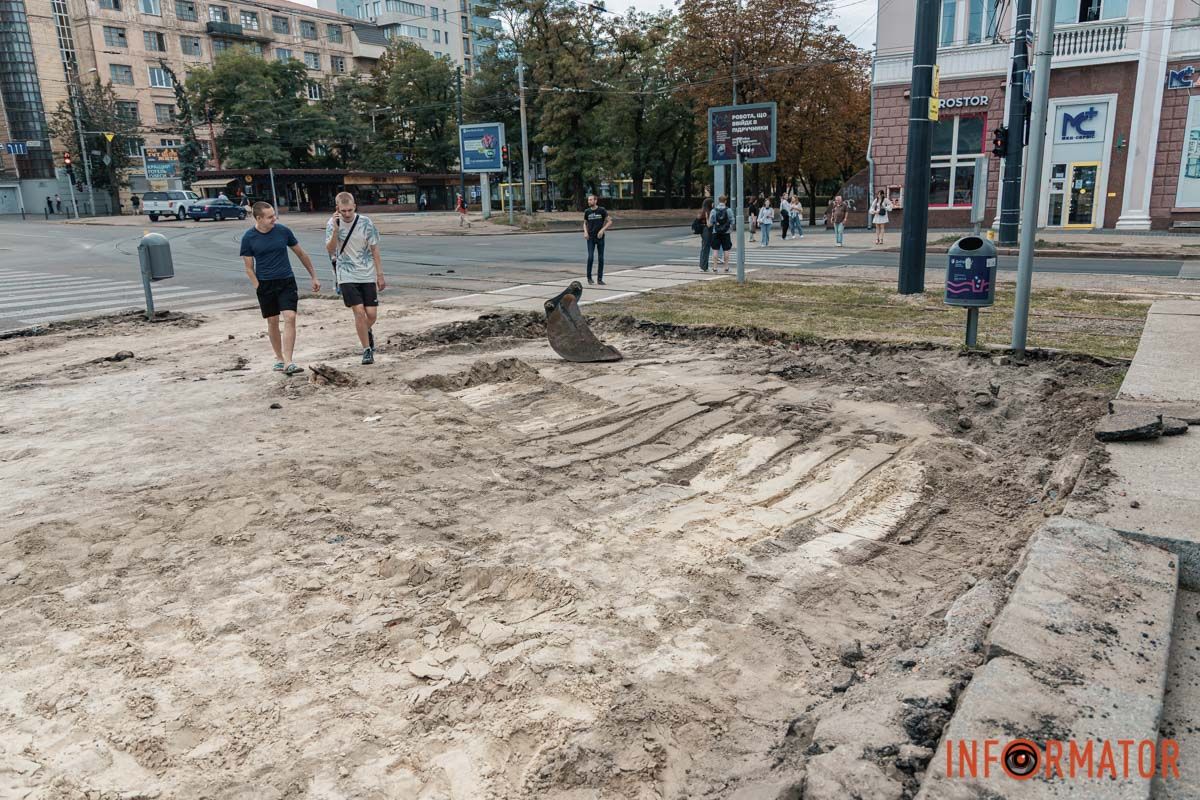 В Днепре создают первый безбарьерный маршрут Безбарьерный маршрут: в Днепре возле Исторического музея обновляют тротуар 1