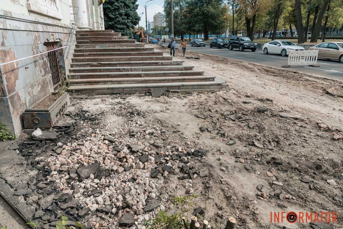 На месте работают специалисты и специальная техника Безбарьерный маршрут: в Днепре возле Исторического музея обновляют тротуар 9