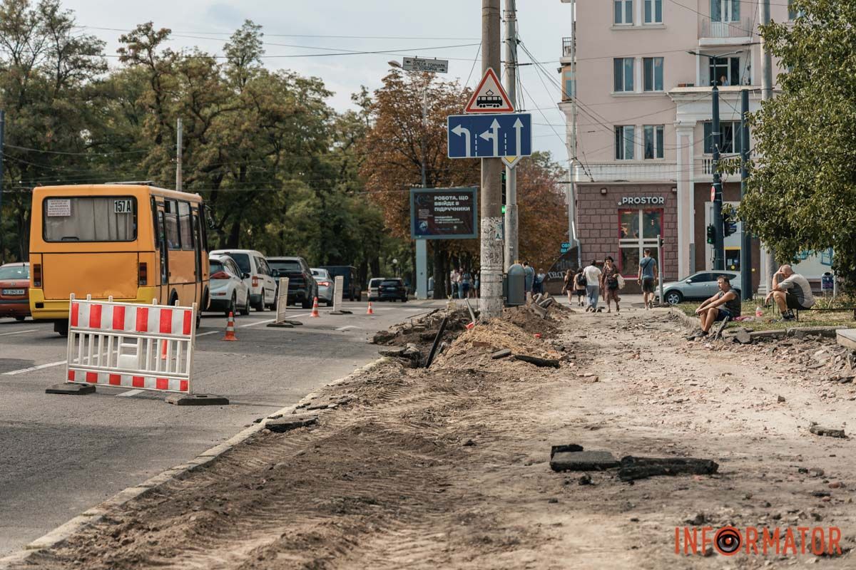 Об этом пишет Информатор Безбарьерный маршрут: в Днепре возле Исторического музея обновляют тротуар 8