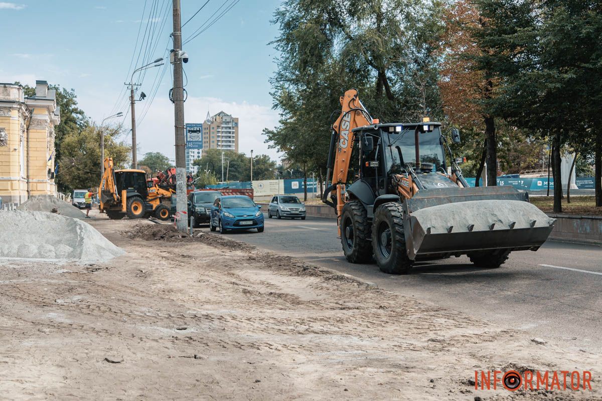 Но уже там должны положить обновленный тротуар. Безбарьерный маршрут: в Днепре возле Исторического музея обновляют тротуар 7