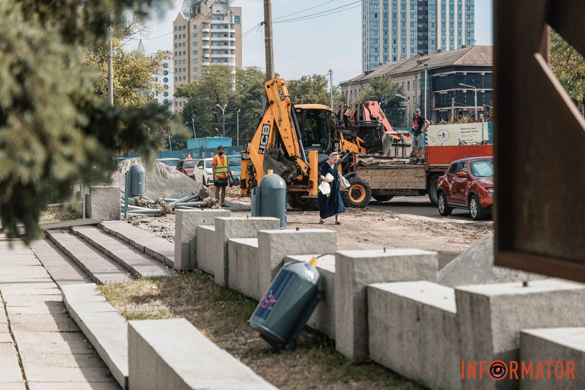 Там уже сняли старое тротуарное полотно. Безбарьерный маршрут: в Днепре возле Исторического музея обновляют тротуар 5
