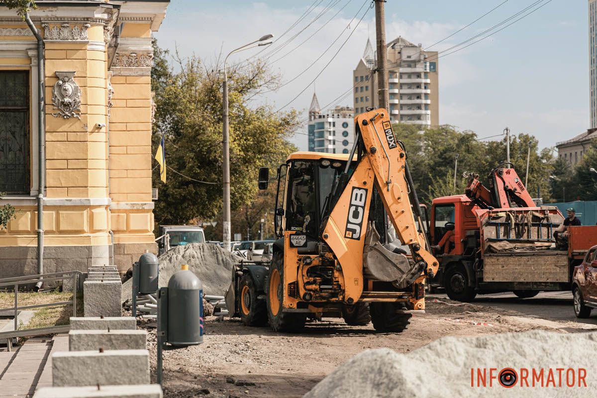 По периметру выполнения работ установили специальные ограждения. Безбарьерный маршрут: в Днепре возле Исторического музея обновляют тротуар 10