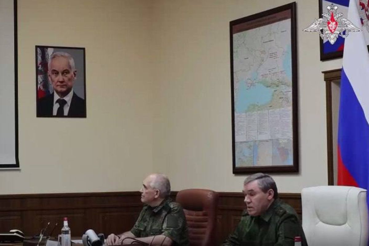 Мапа України за спиною російського військового командування Мапа України за спиною російського військового командування