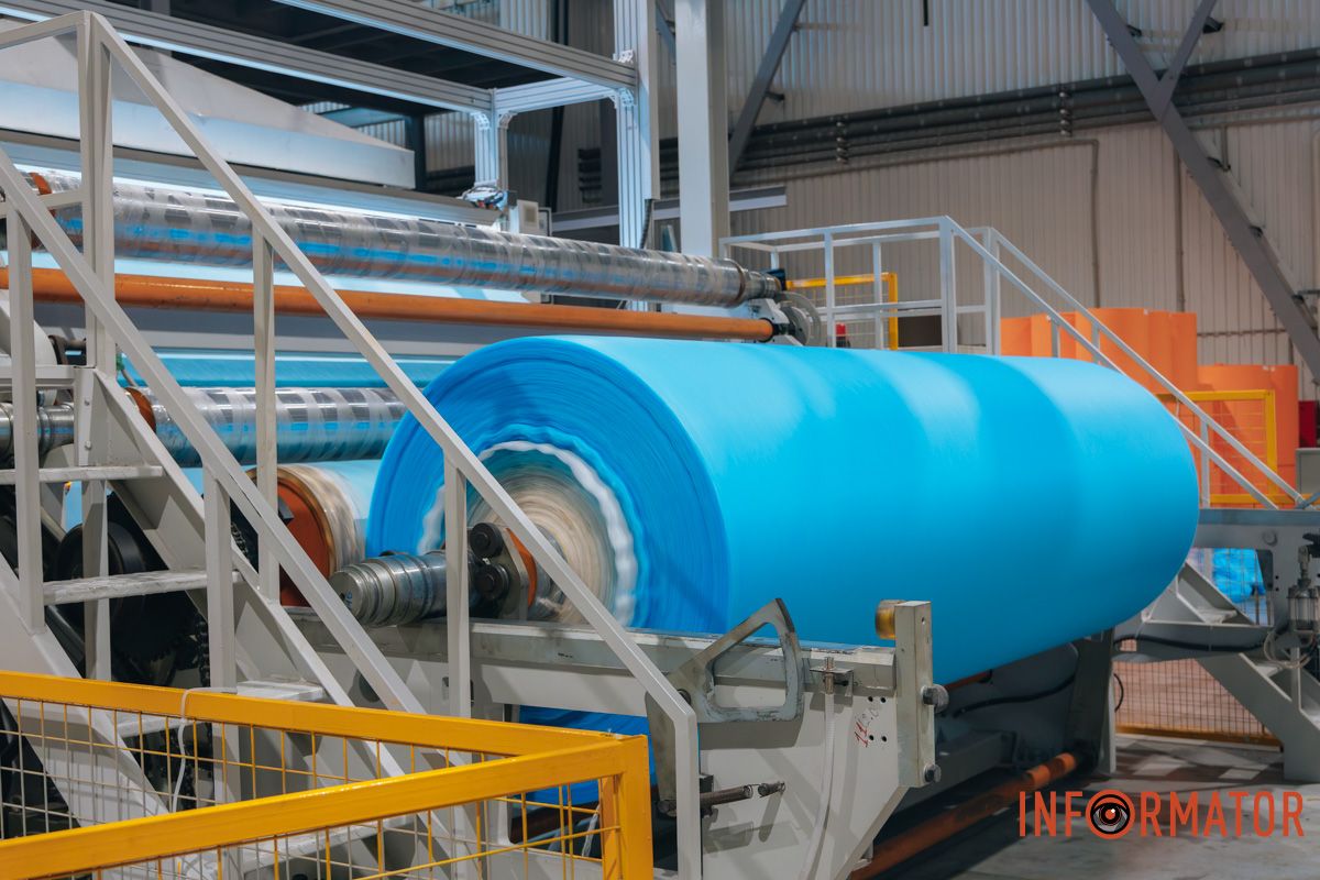 Полотно, з якого потім на сучасних лініях виробництва виготовляють фірмову продукцію Від Дніпра до Європи: найбільший виробник екосумок та спанбонду з повним циклом RendpacoEco змінює екологію та запустив нову лінію виробництва 4