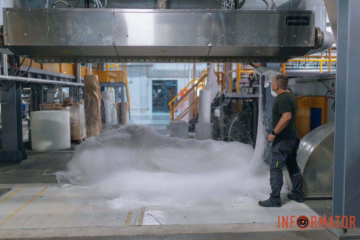 Спеціальна машина формує з матеріалу тонкі нитки — волокна Від Дніпра до Європи: найбільший виробник екосумок та спанбонду з повним циклом RendpacoEco змінює екологію та запустив нову лінію виробництва 6