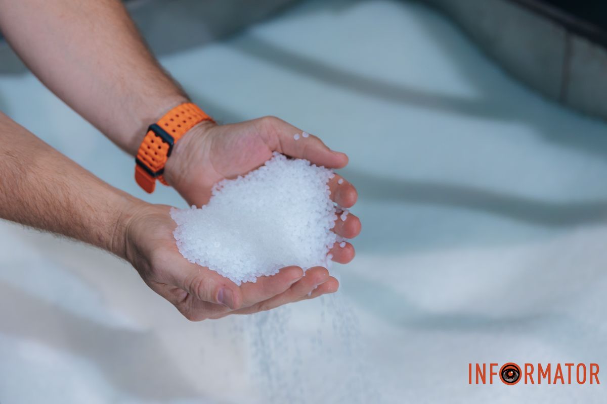 Процес виготовлення спанбонду на заводі RendpacoEco починається з маленьких гранул — полімерів Від Дніпра до Європи: найбільший виробник екосумок та спанбонду з повним циклом RendpacoEco змінює екологію та запустив нову лінію виробництва 5