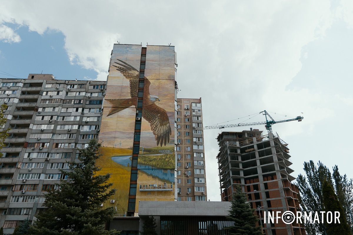 Символ свободы на стене: в Днепре на Солнечном появился огромный мурал.