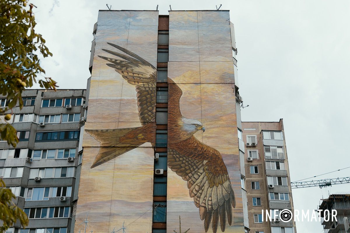 Символ свободы на стене: в Днепре на Солнечном появился огромный мурал.