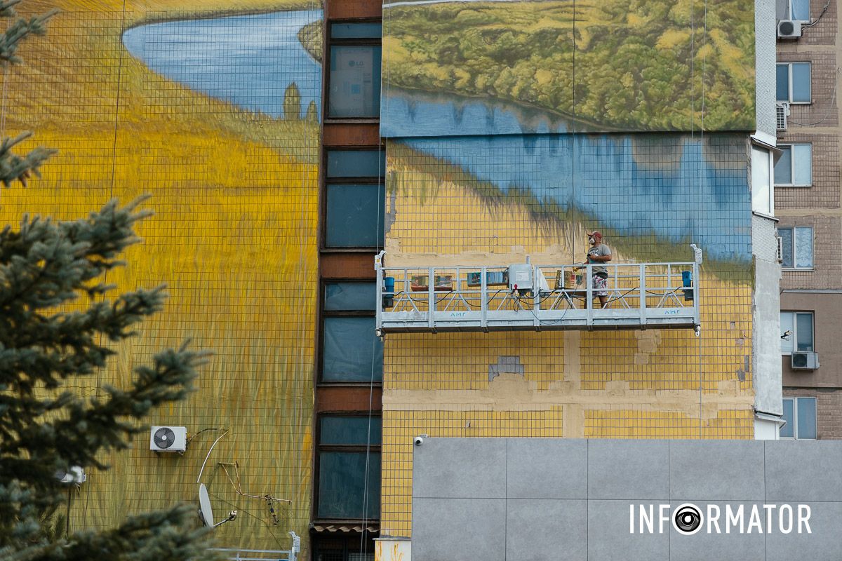 Символ свободы на стене: в Днепре на Солнечном появился огромный мурал.