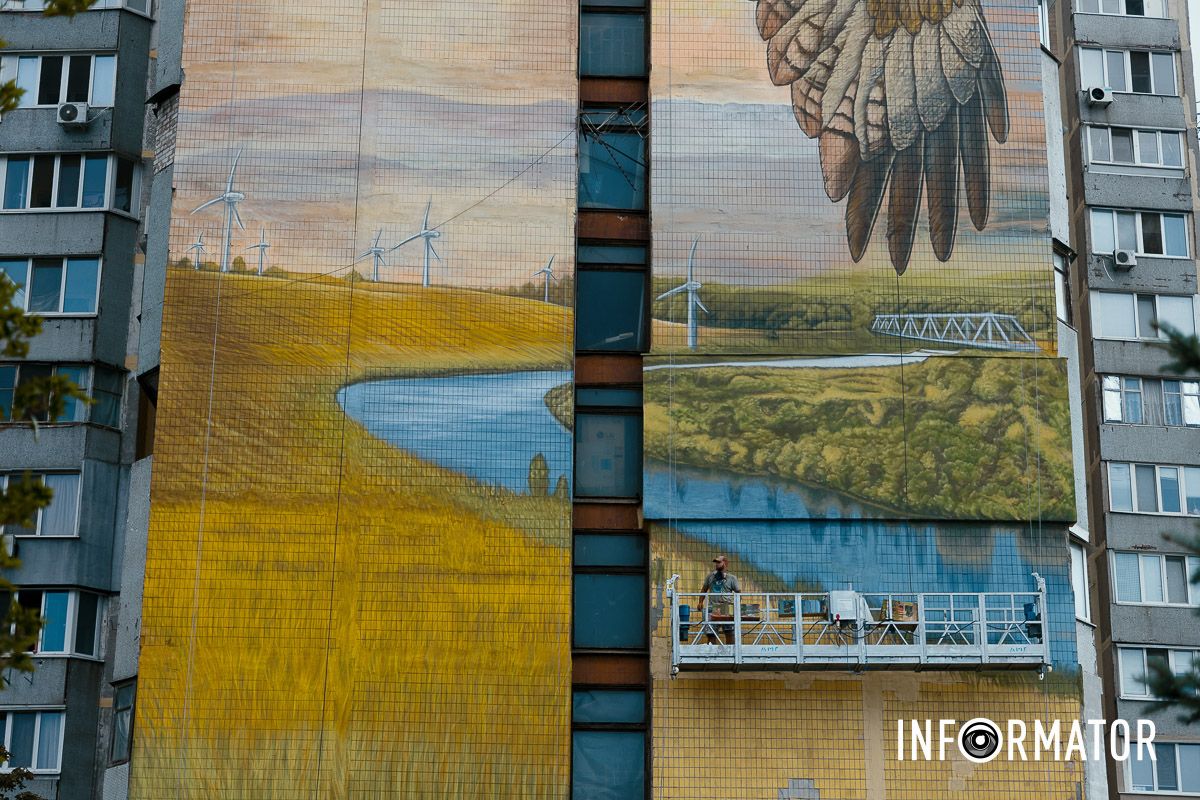 Символ свободы на стене: в Днепре на Солнечном появился огромный мурал