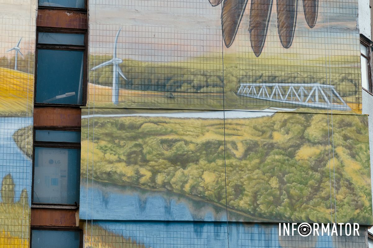 Символ свободы на стене: в Днепре на Солнечном появился огромный мурал 9