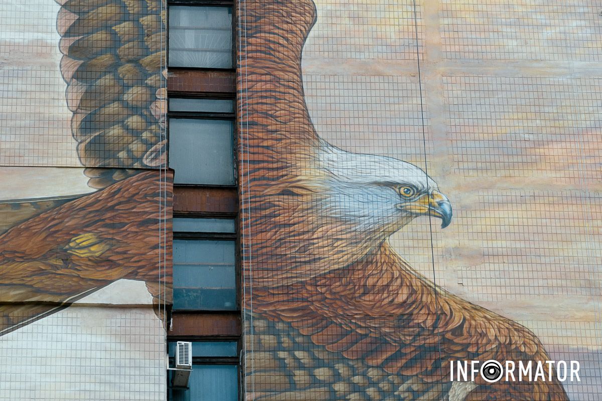 Символ свободы на стене: в Днепре на Солнечном появился огромный мурал 11