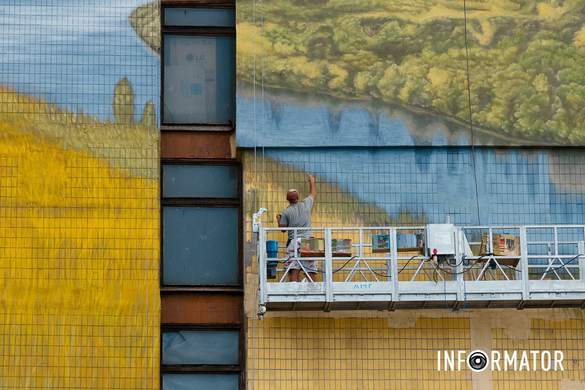 Символ свободы на стене: в Днепре на Солнечном появился огромный мурал 12