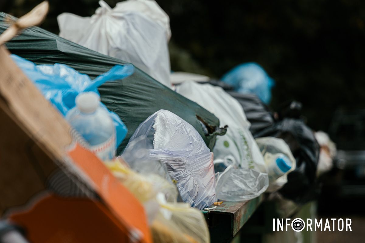 Сезон кавунів знову відкрито: у Дніпрі на Івана Акінфієва смердять переповнені сміттєві баки 1
