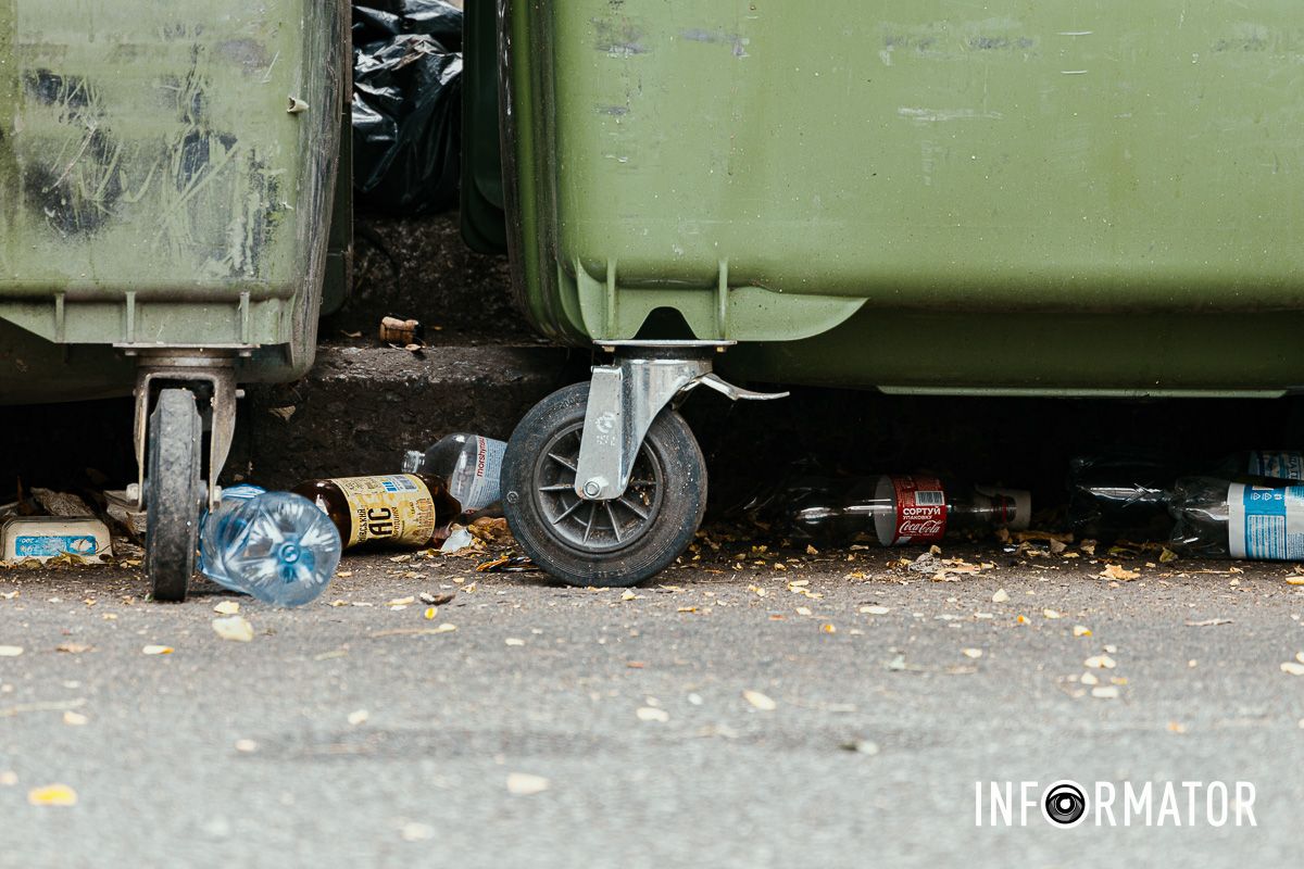 Сезон кавунів знову відкрито: у Дніпрі на Івана Акінфієва смердять переповнені сміттєві баки 7