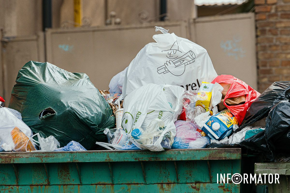 Сезон кавунів знову відкрито: у Дніпрі на Івана Акінфієва смердять переповнені сміттєві баки 3