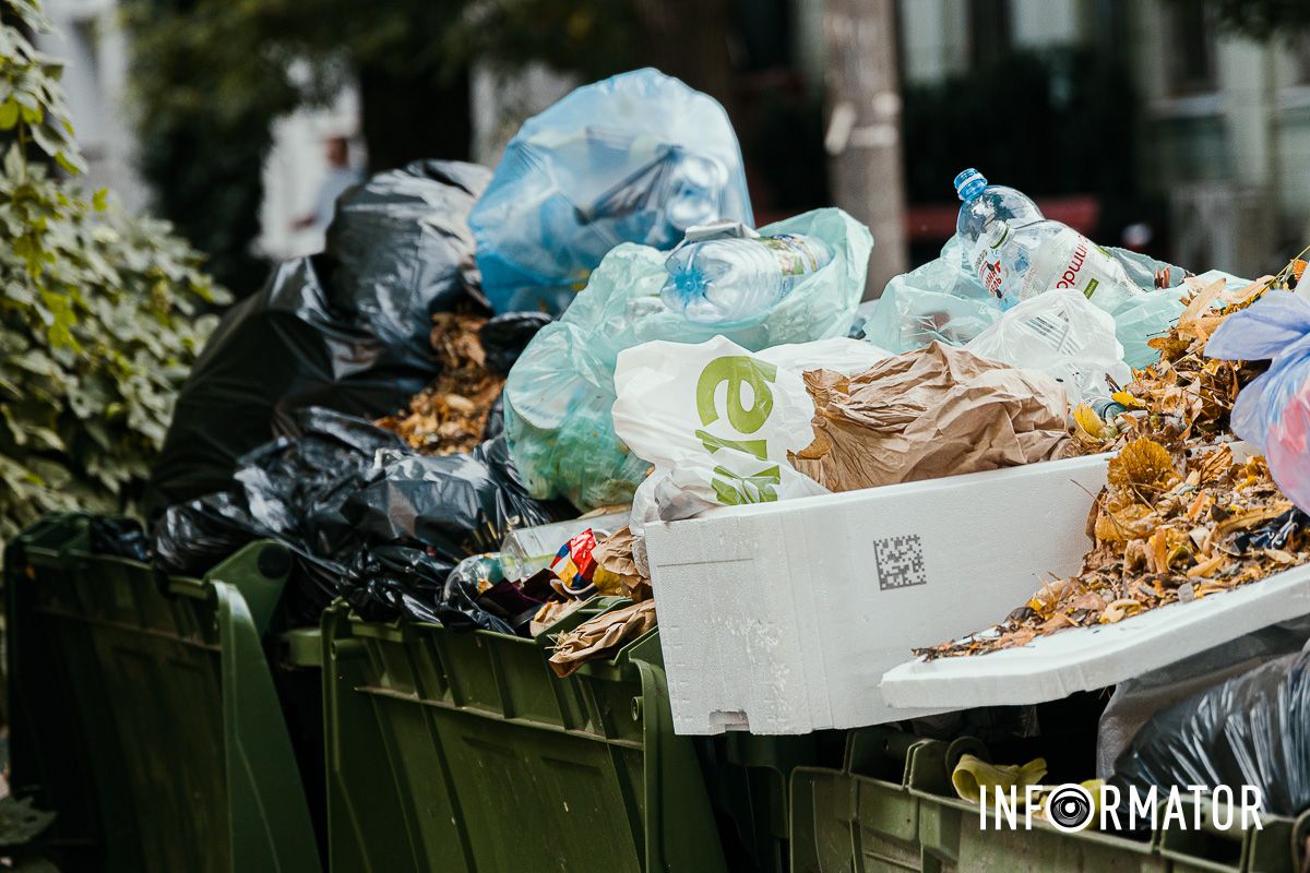 Сезон кавунів знову відкрито: у Дніпрі на Івана Акінфієва смердять переповнені сміттєві баки 5