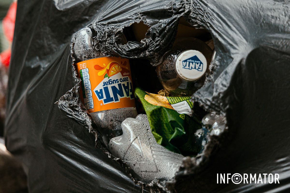 Сезон кавунів знову відкрито: у Дніпрі на Івана Акінфієва смердять переповнені сміттєві баки 6