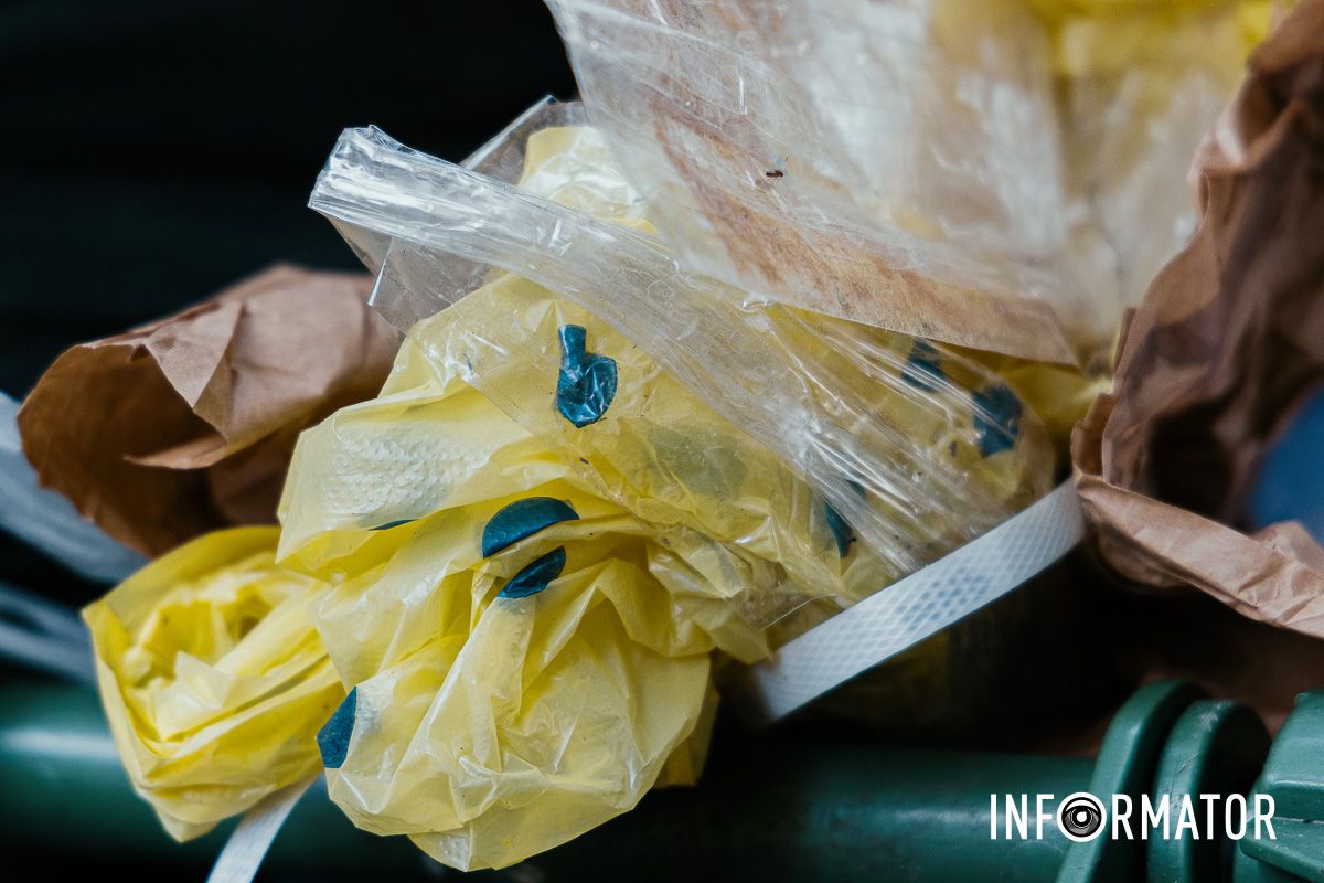 Сезон кавунів знову відкрито: у Дніпрі на Івана Акінфієва смердять переповнені сміттєві баки 14